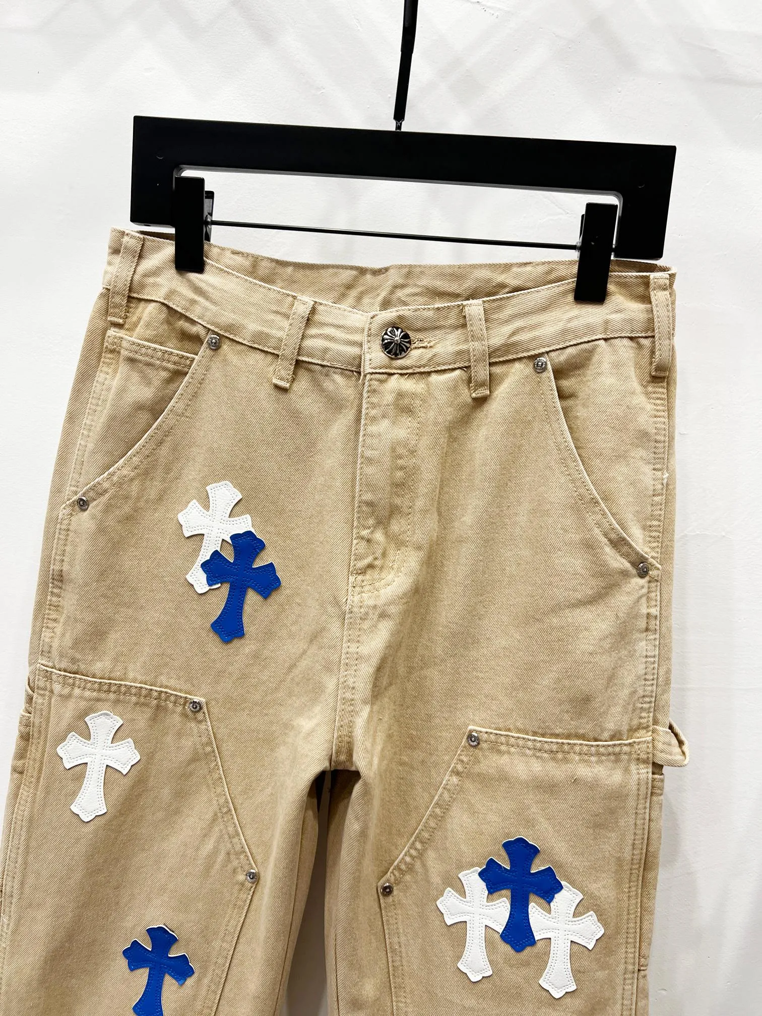 P270 Style number: (K510) Chrome Hearts & Chrome Hearts 25FW CH workwear logging black and orange leather limited edition cow king jeans Chrome Hearts' most popular color pants are made of beaded canvas fabric, and heavy washing makes the upper body of the fabric more textured and the pants are tall and straight! The three-dimensional cutting of the whole trousers is a masterpiece! The hardware is customized by zp. The beaded canvas fabric is thick and soft after being washed. It has good breathability. Customized small leather label. Unique design. The details are simple and elegant, and the workmanship is exquisite. The whole trousers are neatly routed and the details are in place! It’s so cool that both men and women can easily control the genderless trend!  Size: 30-32-34-36 Color: Khaki